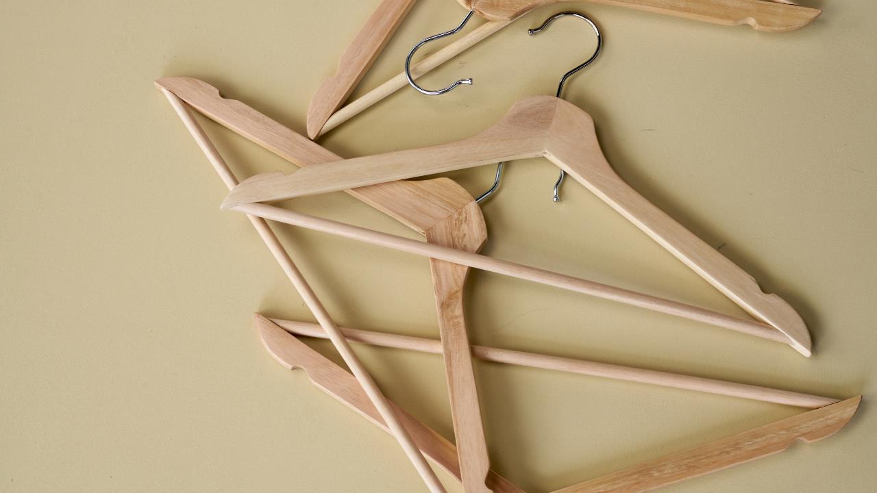 Si tienes perchas viejas, tienes un tesoro: cómo decorarlas para darles una nueva vida